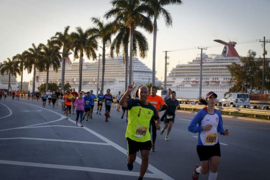 USA. FLORIDA. MIAMI. WOMEN RUNNING FOR THE SEMI-MARATHON OF MIAMI