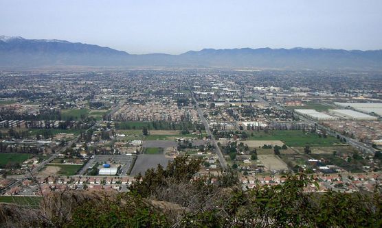 en udsigt over Fontana, Californien, set fra nærliggende Mount Jurupa. 