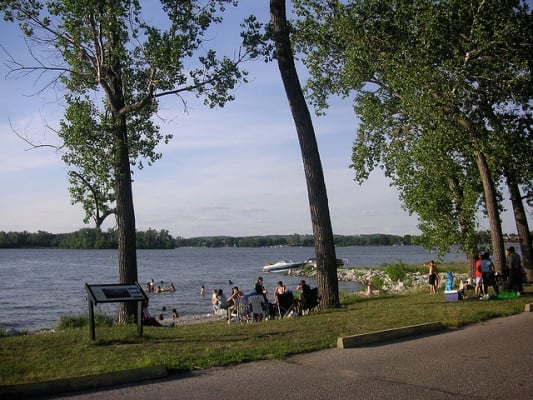 The half-way turnaround point of the half marathon lies at Lake Manawa, Iowa. (Photo by Beatrice Murch/flickr)