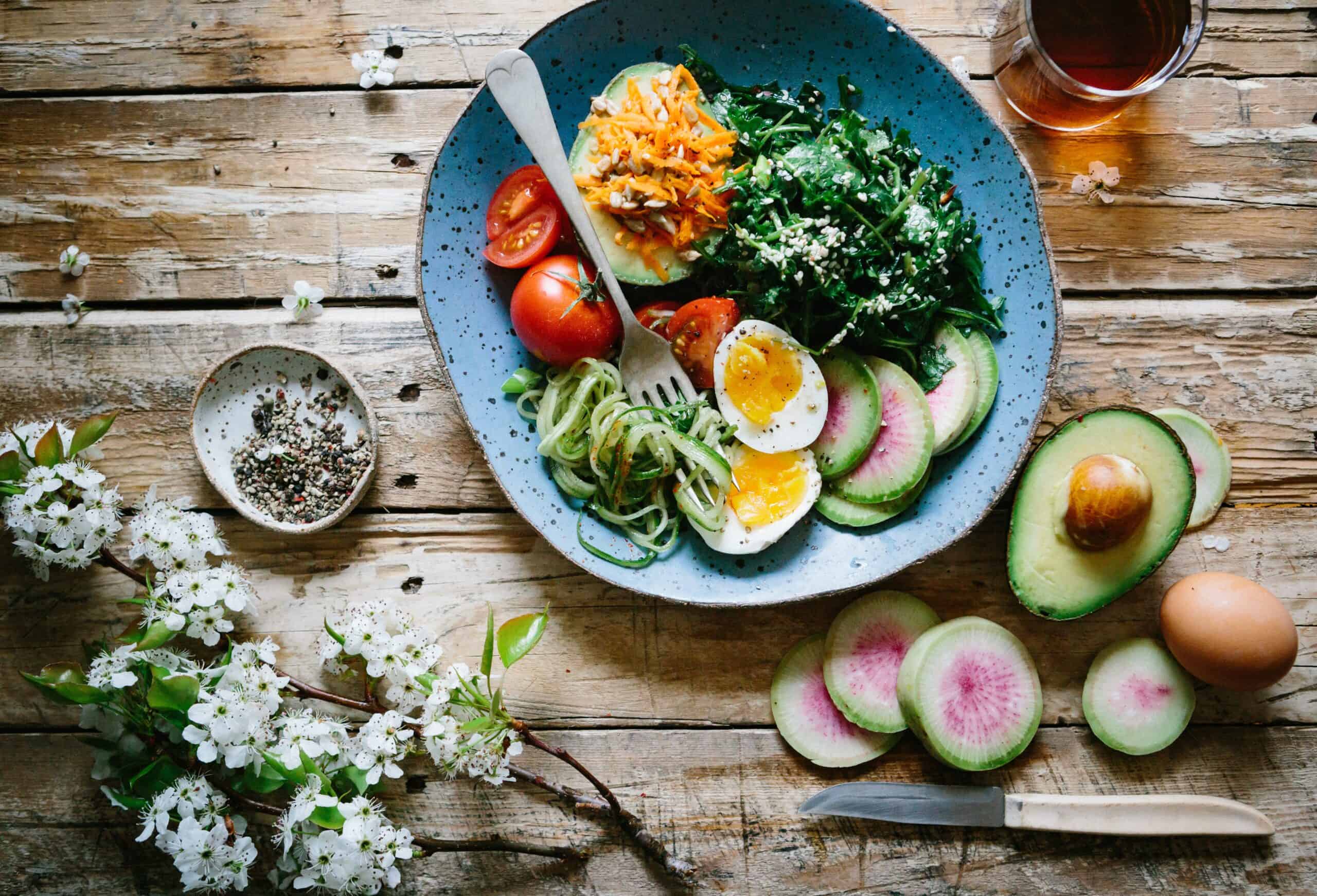 When determining what to eat before a race, stick to complex carbohydrates, vegetables, lean fats and proteins like the avocado bowl with egg and tomatoes.